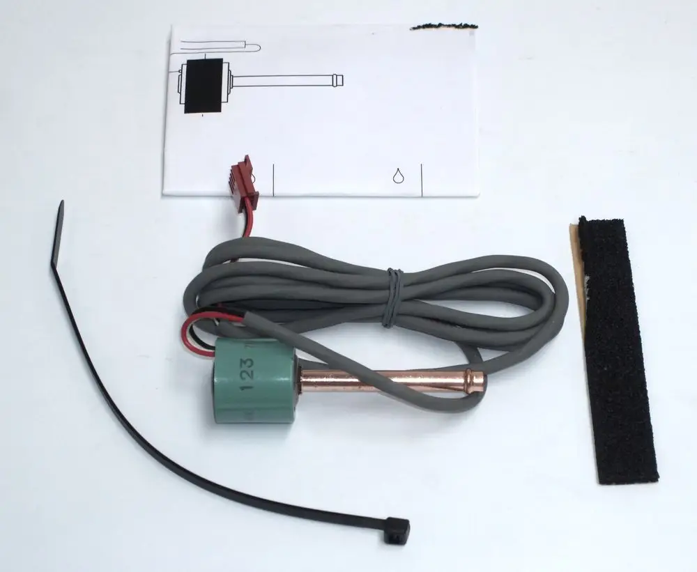Daikin Drucksensor mit einem 1500 mm langen Kabel, einer grünen Einheit und einer Kupferleitung. Enthält Anschlüsse und eine Anleitung.